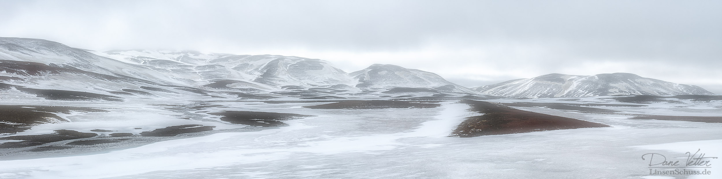 Die eingeschneite Landschaft von Island
